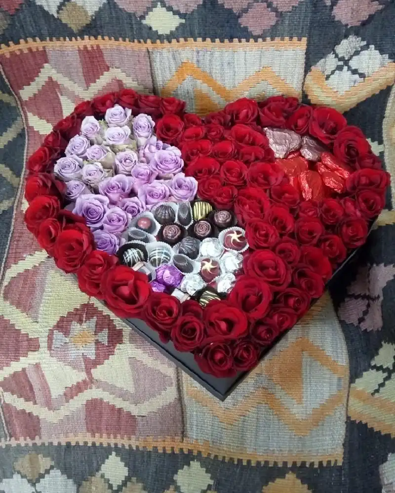  kırmızı ve lila güller ile hazırlanmış kutu