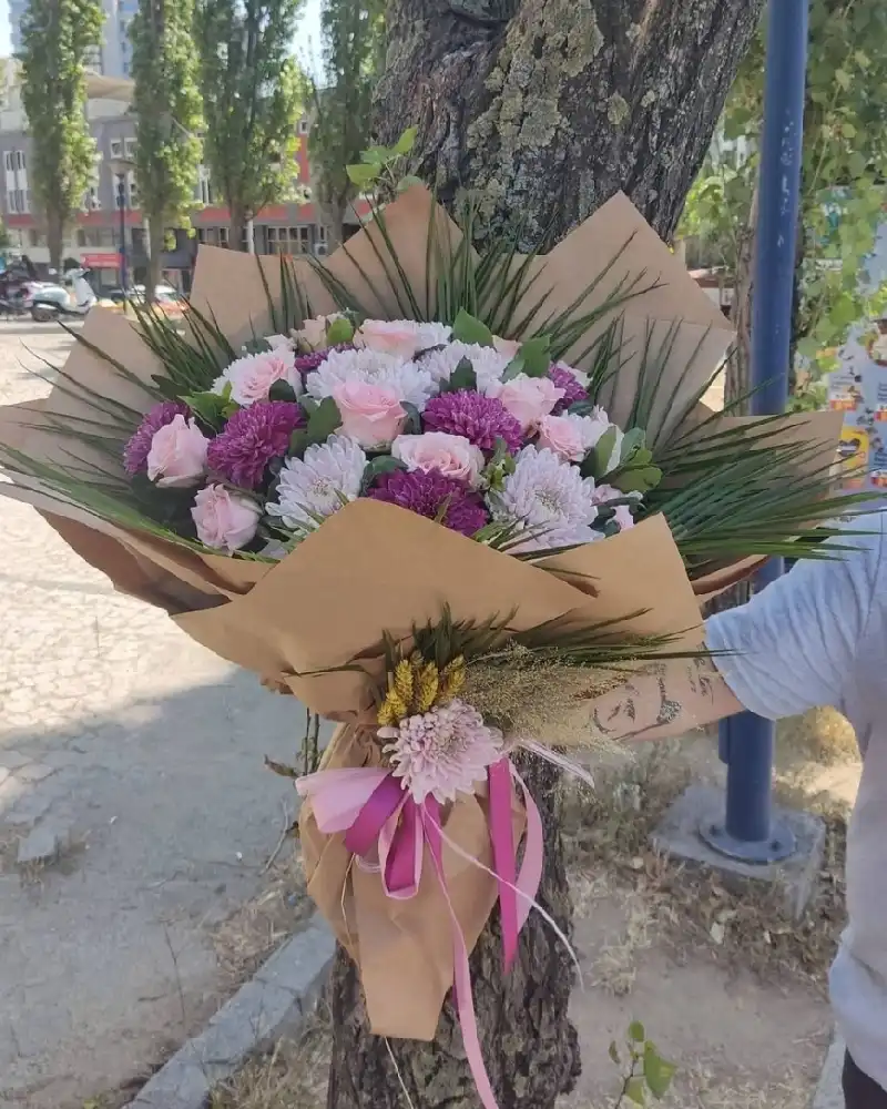 Karışık gül buketi mevsim çiçekleri ile