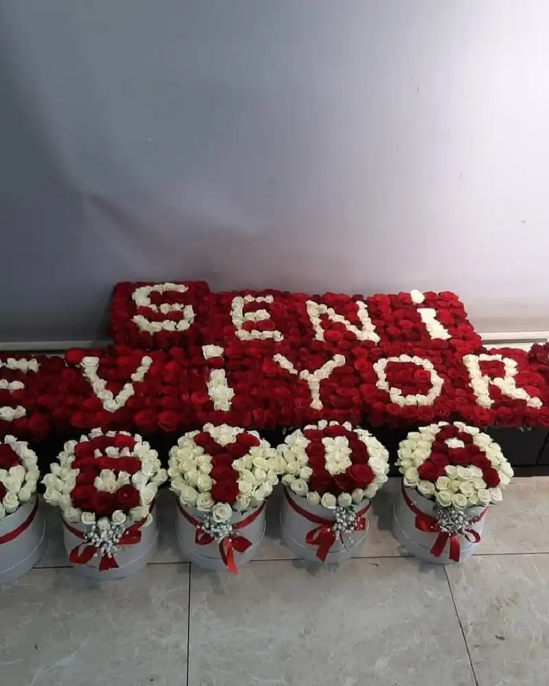 Kişiye özel isimli kutuda güller