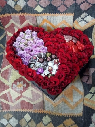  kırmızı ve lila güller ile hazırlanmış kutu